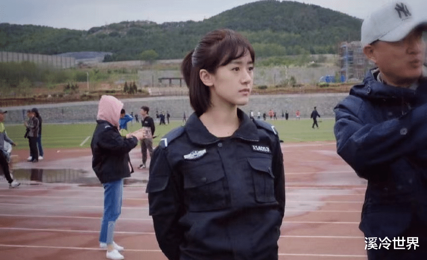 警察|同样穿“警服”，把刘涛吴越和baby等女星放在一起，差别就出来了