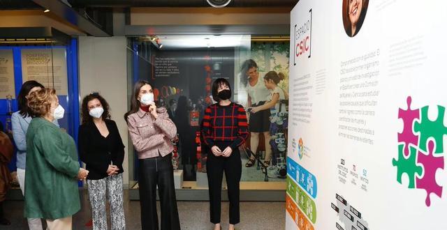 |莱蒂齐亚才是职场女性的穿衣榜样，跟着她的思路走，轻易不会出错