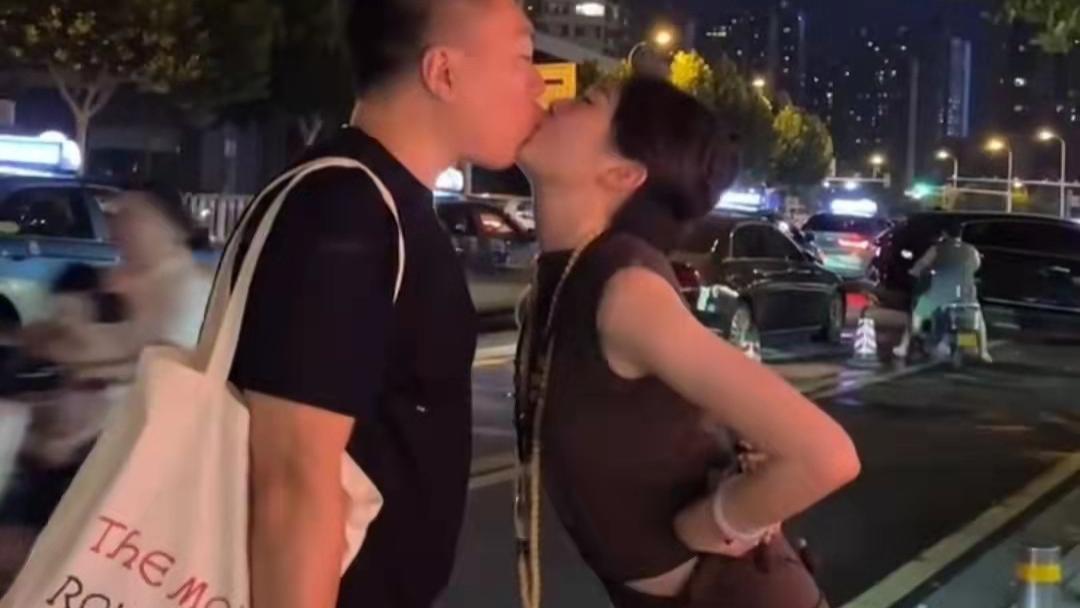 范冰冰|京圈贵妇晚晚长沙游玩，富豪老公亲为其剥虾，二人还当街热吻