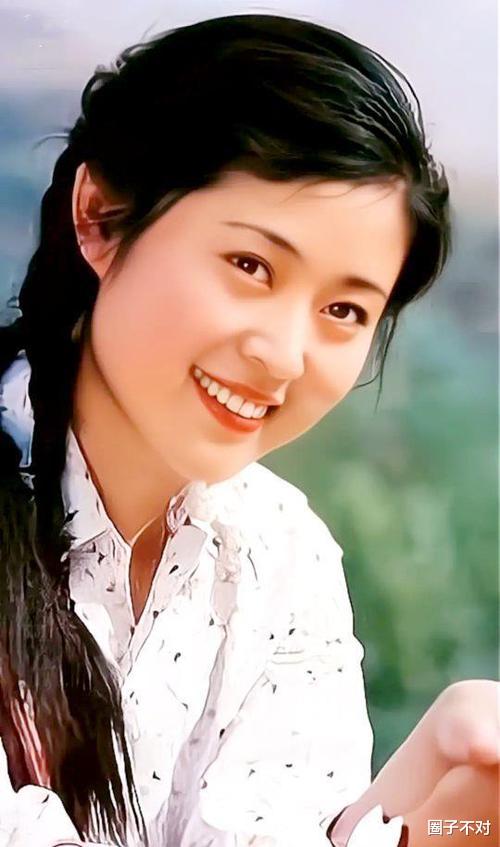 倪萍|倪萍:三婚两次失败,为救儿子给冯小刚下跪,46岁嫁导演终获幸福