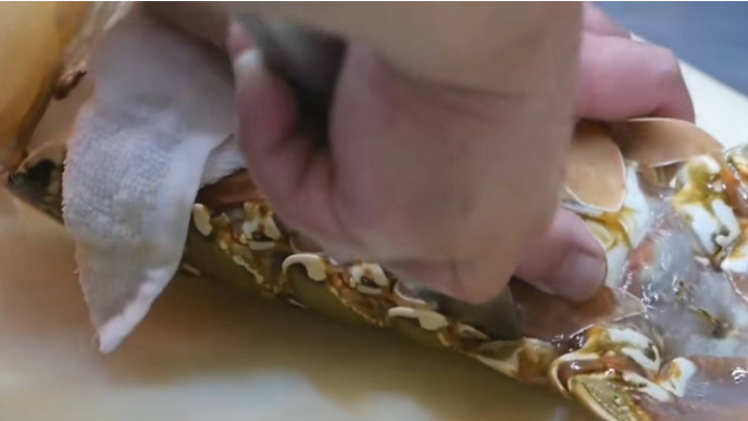 浙江义乌，一名女子为父亲过80岁大寿，提前在五星 级酒店订好13桌寿宴，每桌2200元