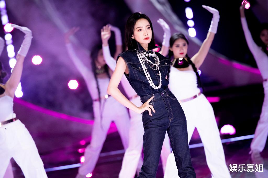 宋茜|宋茜跨年晚会演绎《闪闪惹人爱》，随着节奏摇摆，坠进迷人漩涡