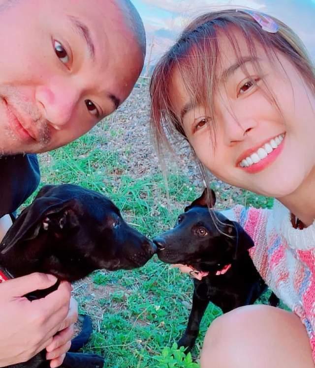 摆摊|前TVB小生金刚摆摊卖鸡翅,2小时卖光,不介意女友小娴不能生育