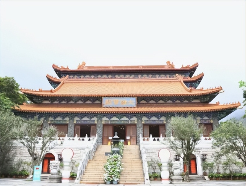 尼姑开豪车住别墅,和2个和尚结婚,被捕时屋里有黑丝假发
