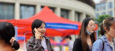 “贡品我们已经吃腻了”,看了墓地保安薪资后,网友表示慕了!