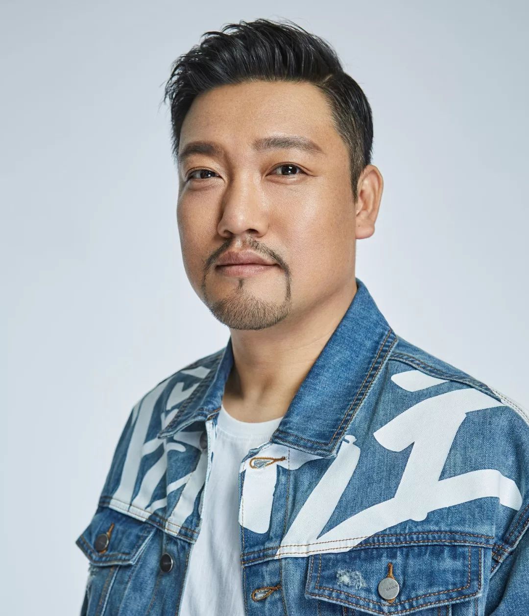 贾冰|?“徐江”贾冰现身沈阳遭围堵，吃路边摊接地气，打扮简朴胡子拉碴