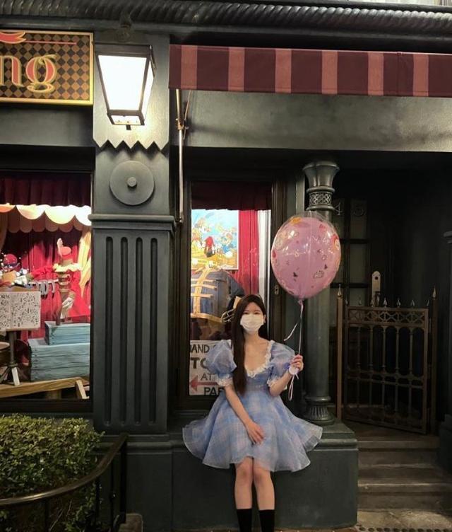 迪士尼|赵露思迪斯尼被偶遇超亲切!穿搭+吃什么全被扒!袅袅一招反怼黑粉