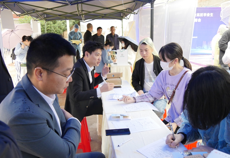 乌克兰|交通银行招聘管培生，总部岗位起薪1.2万，硕士以上学历免笔试