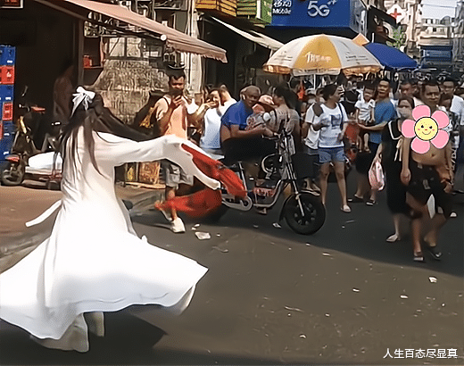 女子疯疯癫癫在街头唱白狐,转起圈来没完没了,白发大爷目不转睛