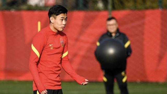 国足|国足新星被称郑智接班人，表现确实出色，但与郑智仍有差距