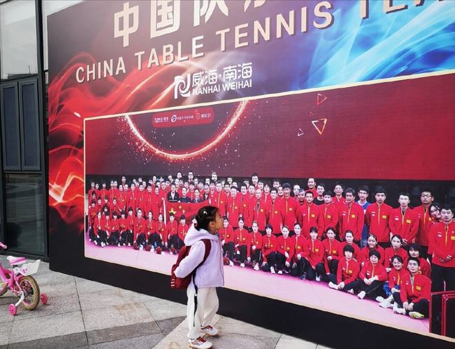 王楠|两个大人打小孩！女儿吐槽王楠：太欺负人，咬牙不服输，以一敌二