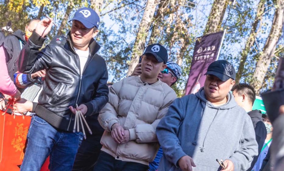 小姐姐|德云社副总栾云平发文，晒出近期照片，却被粉丝的修图抢镜