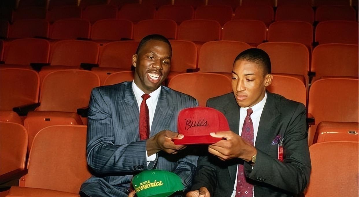 NBA5个改变联盟格局的“神级”交易:绿军智取拉塞尔,公牛赚皮蓬