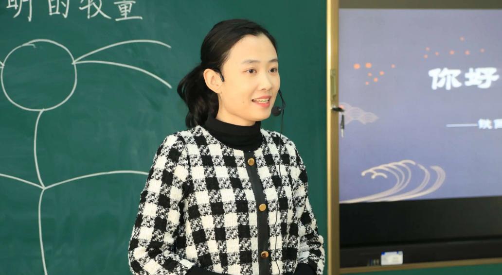 广西一名老师殴打小学生,不仅“扭断”其手臂,还用脚踹其身体!