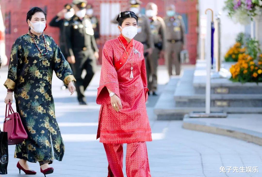 泰王女儿过春节太隆重,穿大红色汉服惊艳皇宫,下跪侍卫换上唐装