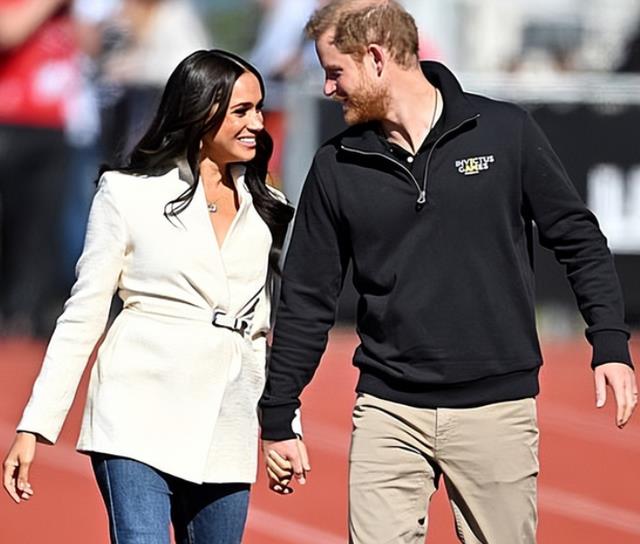 欧美明星|40岁梅根富态赘肉明显，身材臃肿难掩大肚腩，同框哈里亲密无间