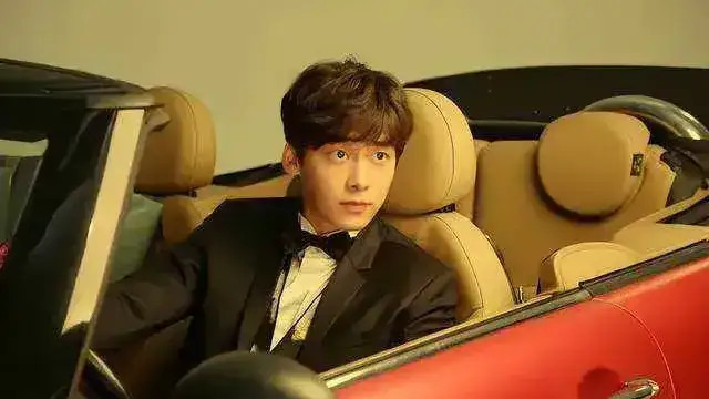 文咏珊|李易峰选妃，看小电影，戴墨镜等等都上热搜，真假未知，只能默默反省