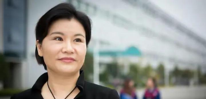 周群飞:靠“玻璃”赚427亿成女首富,早年嫁老板,后嫁自家司机