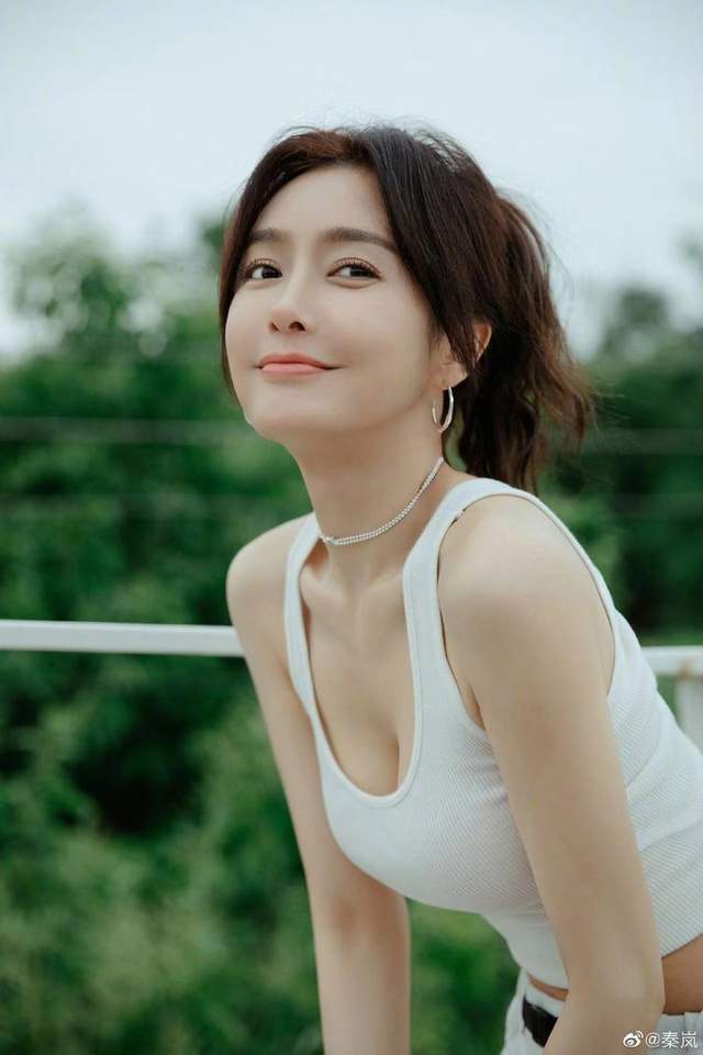 秦岚|42岁秦岚晒户外美照又瘦了！穿背心小蛮腰瞩目，网友：又甜又辣