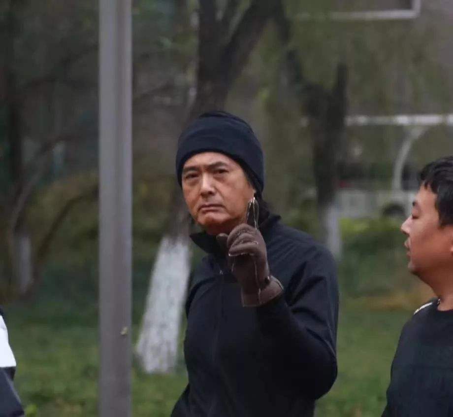 周润发|周润发近照曝光身体状况堪忧，满头银发皱纹深重，66岁看起来像80岁