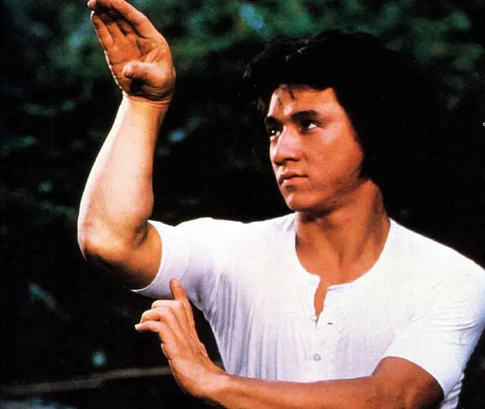 成龙|?68岁成龙北京逛商场，踩购物车滑行接地气，身边疑似房祖名