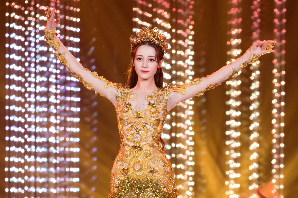 迪丽热巴|金鹰女神已成绝响？迪丽热巴拿奖挨批，她成为末代女神
