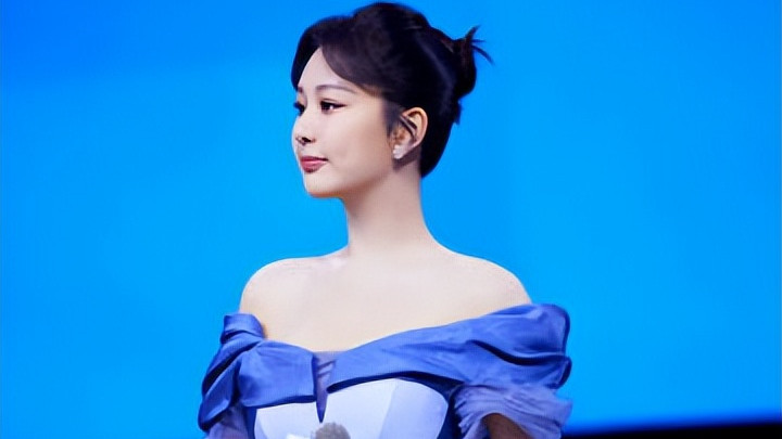 杨紫|杨紫参加品牌活动，离开时向粉丝鞠躬感谢，双向奔赴追星让人感动