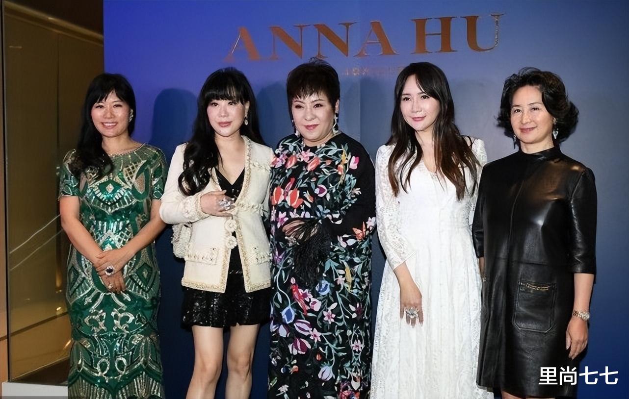 运动 何超琼小妹怎么胖成这样！姐妹罕合体没刘海太男相，被向太抢风头