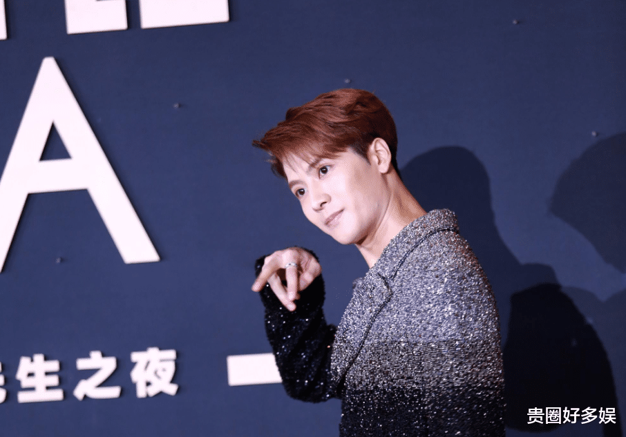 开端|时尚先生盛典，龚俊竟和女明星杨芸晴撞衫了，撞衫不可怕谁丑谁尴尬