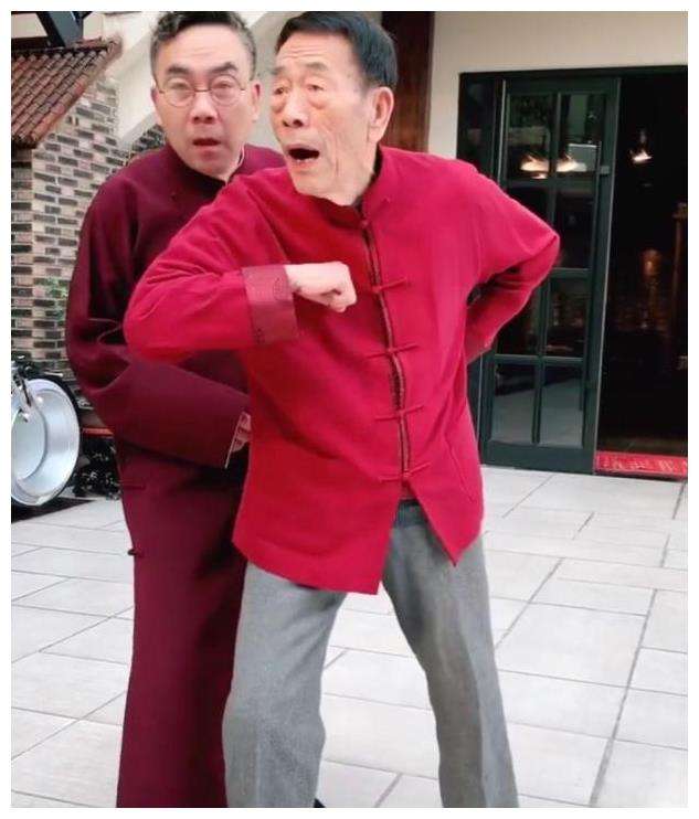 杨少华|90岁杨少华被曝病危后现身,办家庭聚会精神好,祖孙三代五官超像