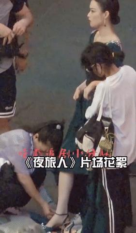 倪妮|倪妮被质疑片场耍大牌,还有助理给穿鞋扔垃圾,网友:习惯了吧