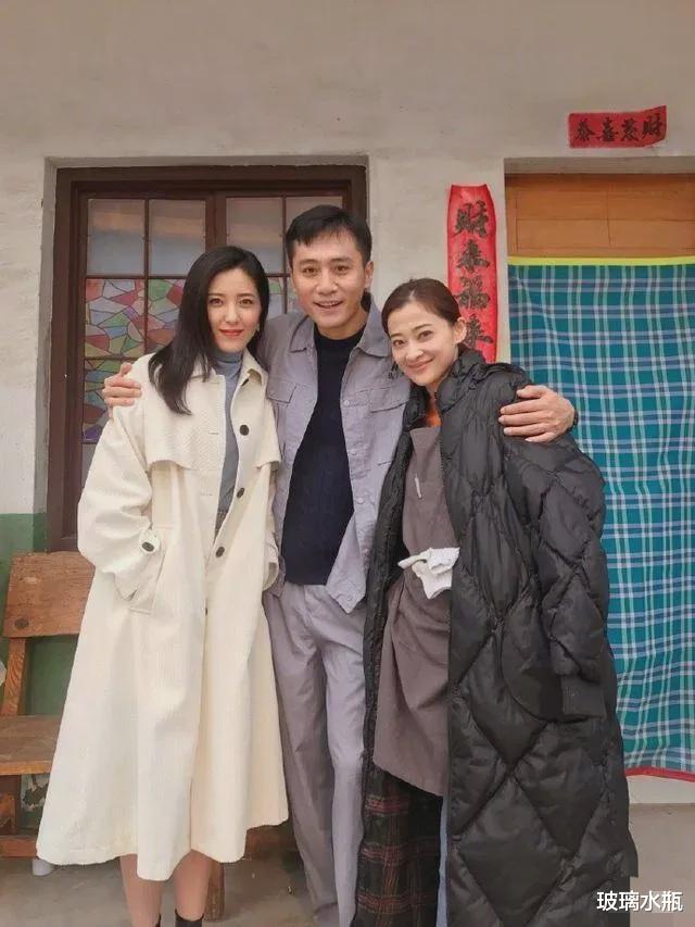 梅婷|梅婷跟曾黎刘烨合影，素颜自然真实是没她漂亮，但气质温婉大气！