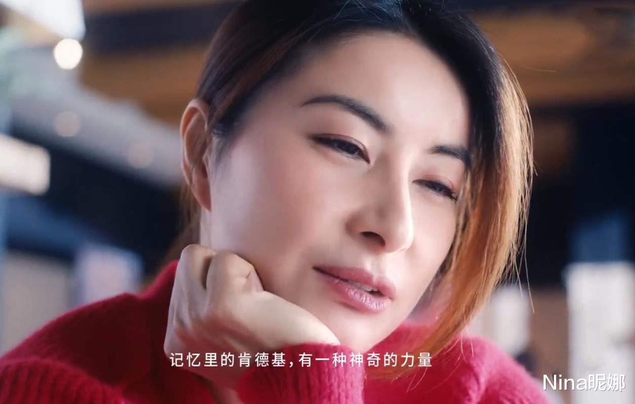 穿衣搭配 郭晶晶成KFC全新代言人，穿红色开衫扎高马尾拍广告，备受大家好评