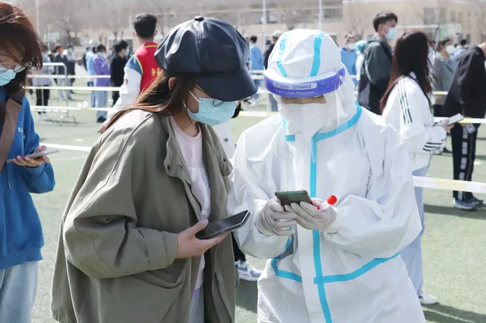 学校没退烧药，儿子求助老爸，老爸豪横邮寄三公斤：吃不了给同学