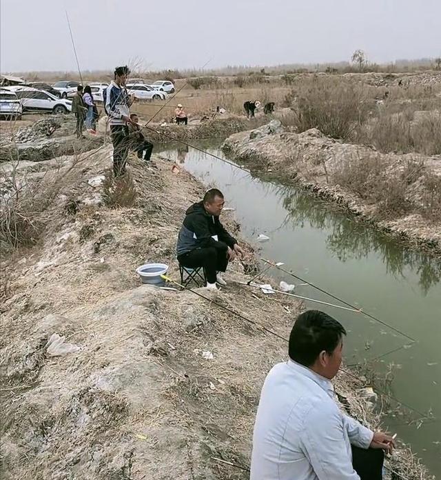 钓鱼|一条小水沟成天然黑坑，引来无数的钓鱼人，有人还带来了女朋友