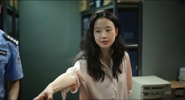 许玮甯|李梦晒游泳视频，穿吊带泳装身材姣好，一双大长腿格外吸睛