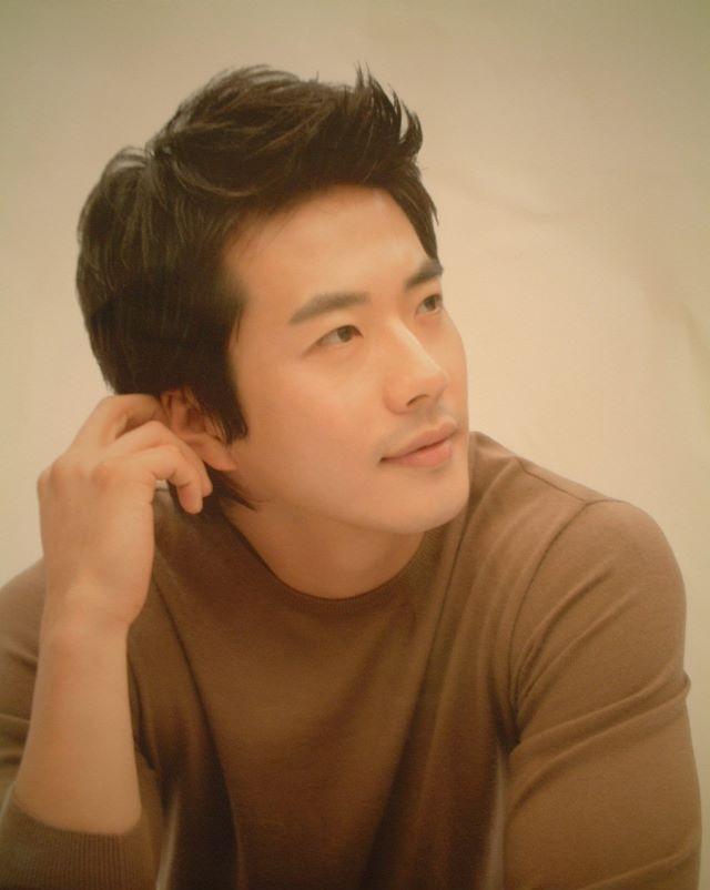 权相佑|权相佑这这副小眼睛、厚嘴唇的长相，居然帅了我19年