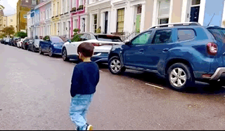 周杰伦|周杰伦晒儿子漫步欧洲街头，罗密欧走路带风像拍mv，又拽又酷像爸爸