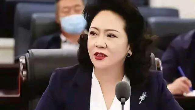 李少莉精致奢侈的佩戴，正式场合像小学生样的表现，她才不配位怎能不翻车