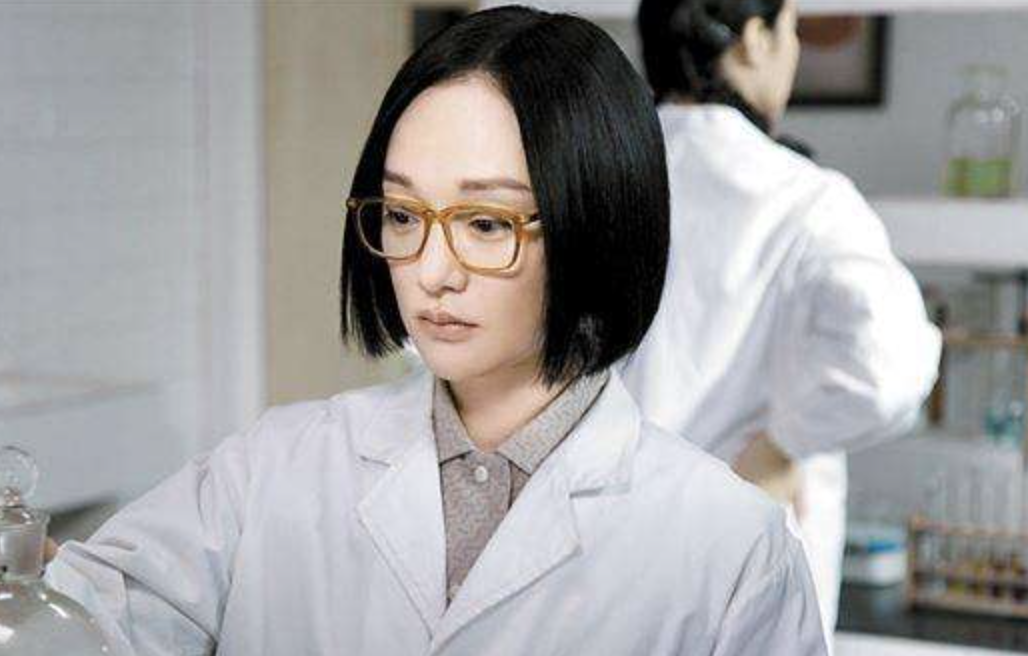 周迅|周迅为什么美得不一般?她接纳衰老改换戏路,耿直背后不只有烂漫