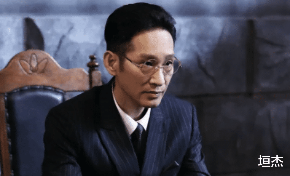 王一博|戴眼镜也好看的18位男星:肖战斯文、王一博惊艳、杨洋冷峻