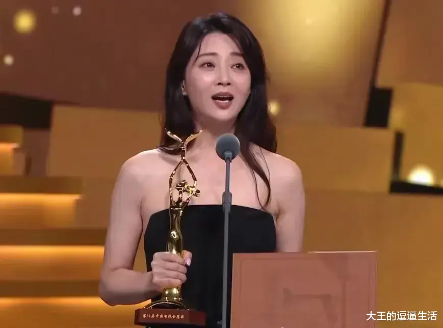 殷桃|殷桃一头大波浪，戴着墨镜，尤其是那完美的马甲线和小蛮腰，又飒又美