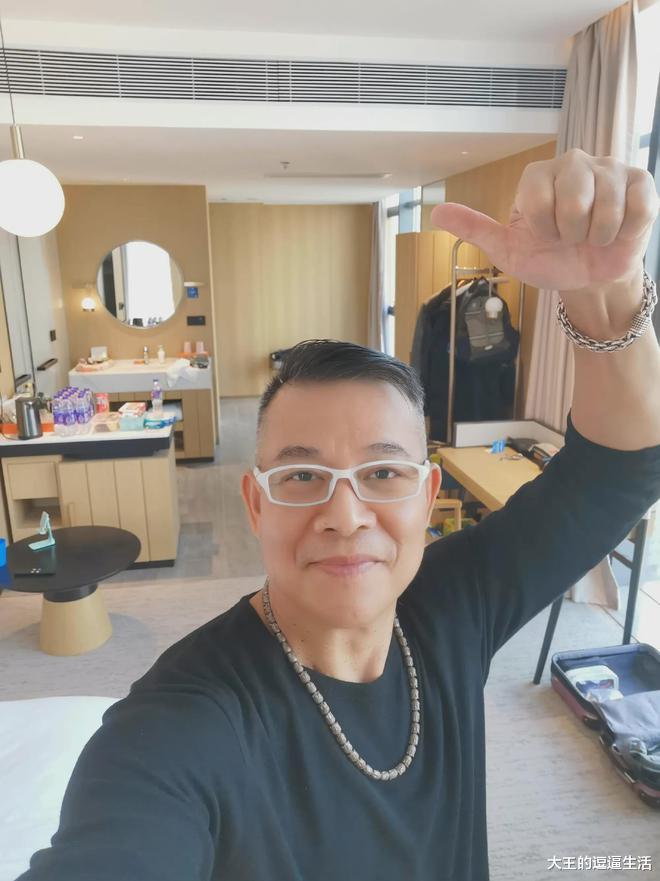 灭门|吴毅将把金项链变为佛珠，因为“灭门惨案”，所以是无奈之举