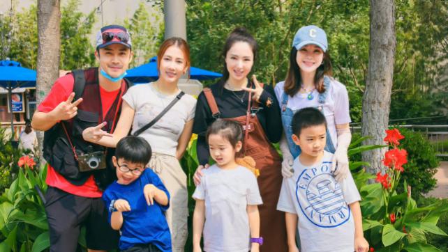 小姐姐|董璇关悦带娃出游，偶遇李茂一家三口，6岁小酒窝像极爸爸高云翔