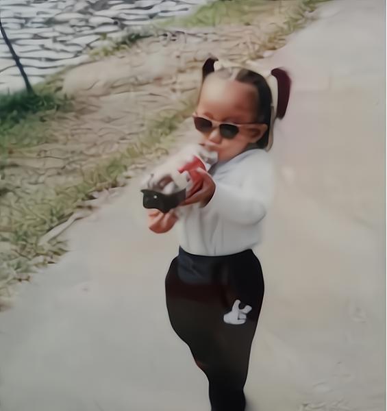 邵雨轩|4390W的邵雨轩晒童年照，网友：从小秃到大？