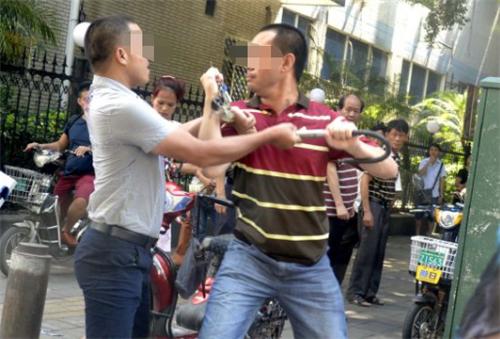 河南小伙将人打残被判12年,9年后出狱,竟娶女教官为妻