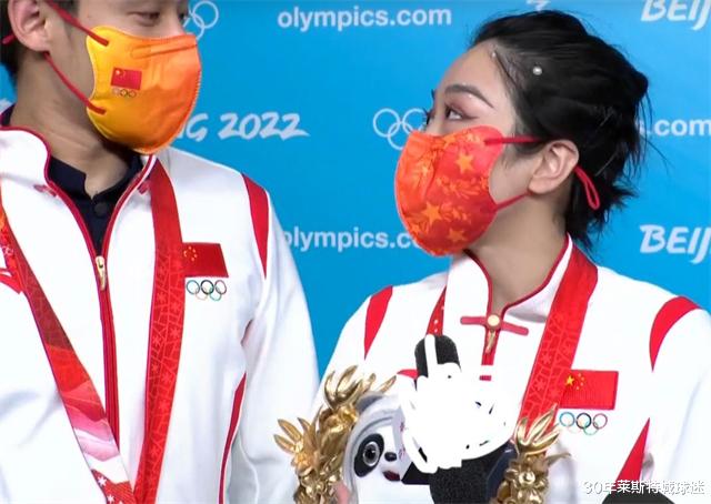 韩聪|赵宏博入戏太逗！戴着韩聪金牌合影完忘摘，隋文静感恩把花送申雪