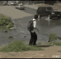 “酒桌上领导把酒泼你脸上，你怎么办？”