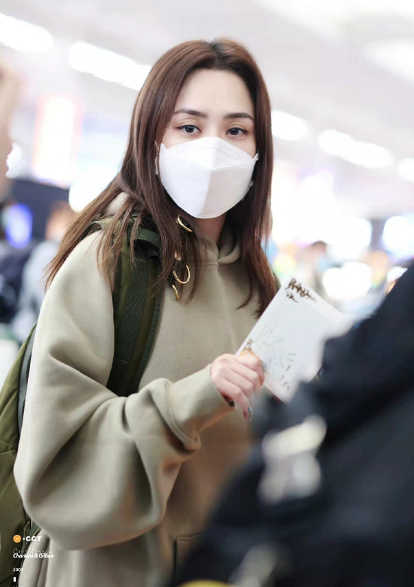 阿娇|Twins参加《浪姐3》?高调合体走机场,同穿卫衣阿娇不如阿Sa吸睛