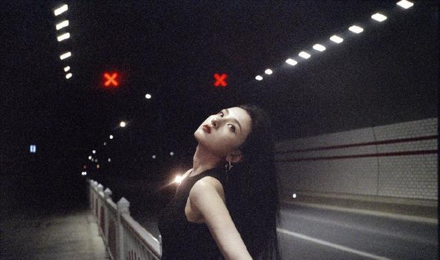 宋祖儿|宋祖儿隧道写真大秀香肩韵味十足！曼妙身材太性感迷人